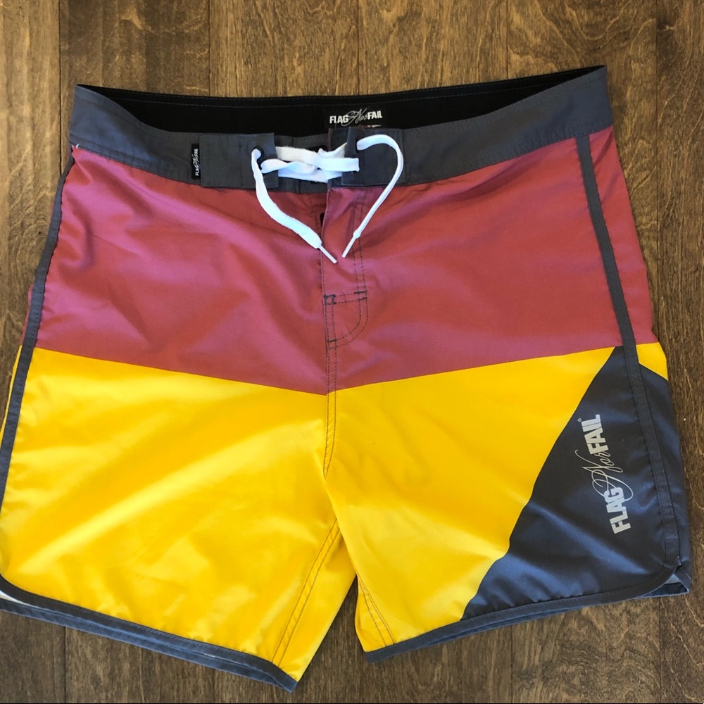 Never worn! Men’s Boardshorts!